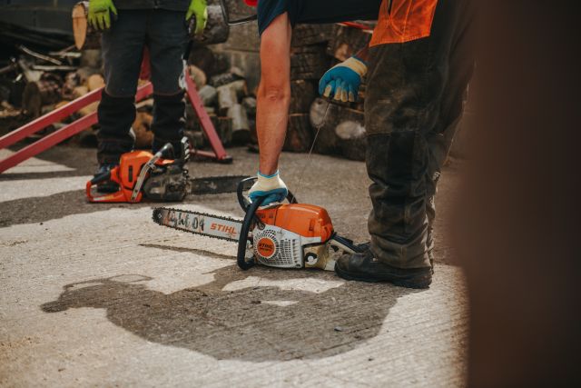 Starting chainsaw trainee