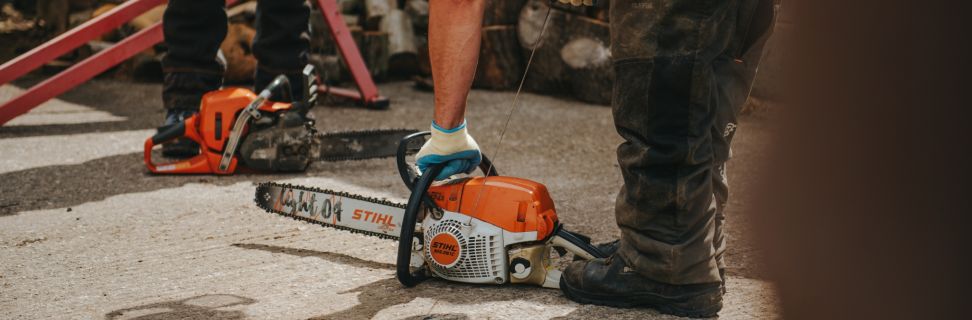 Starting chainsaw trainee